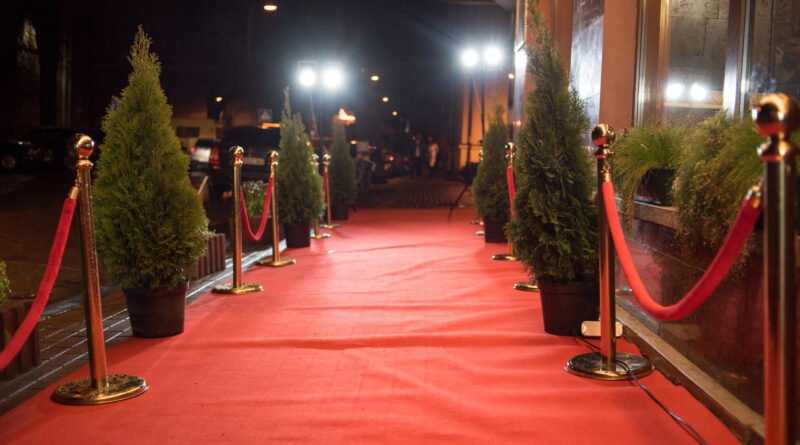 Eva Bargiela: alfombra roja con reflectores en la entrada de un evento