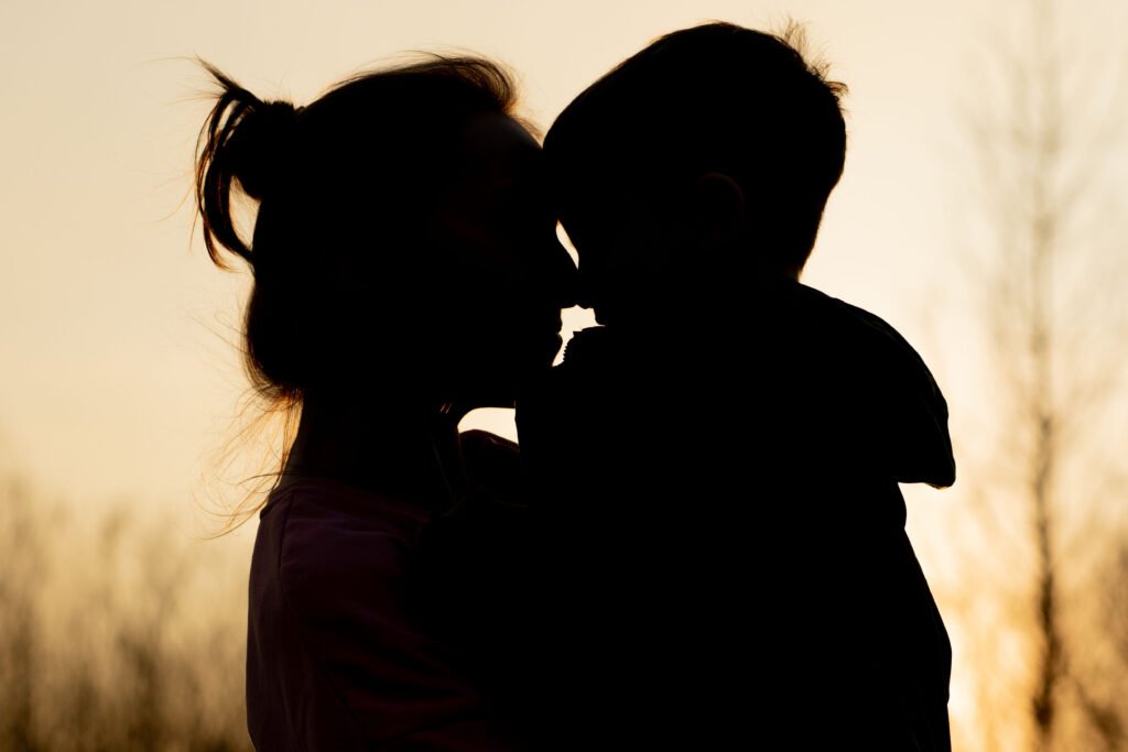 Evangelina Anderson: silueta de madre e hijo al atardecer