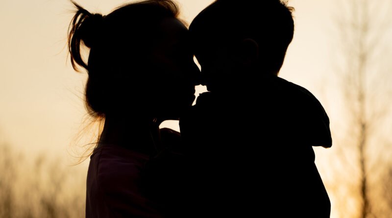 Evangelina Anderson: silueta de madre e hijo al atardecer