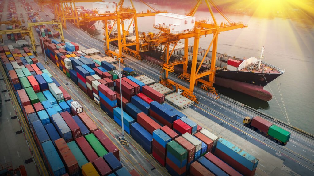 exportaciones récord: grúa cargando contenedores en un buque de carga