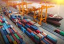 exportaciones récord: grúa cargando contenedores en un buque de carga