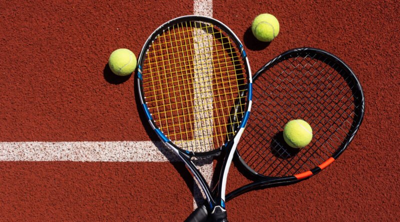 Facundo Díaz Acosta: raquetas y pelotas de tenis sobre una cancha de polvo de ladrillo