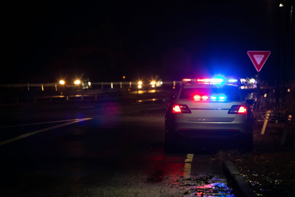 falso allanamiento: luces de un patrullero policial de noche