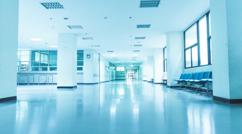 falso médico: pasillo vacío de un hospital con luz fría