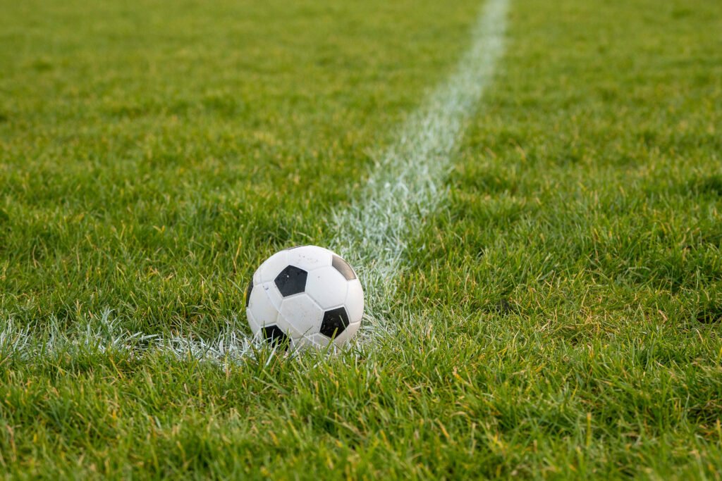 fecha 5 del Clausura: pelota de fútbol sobre el césped