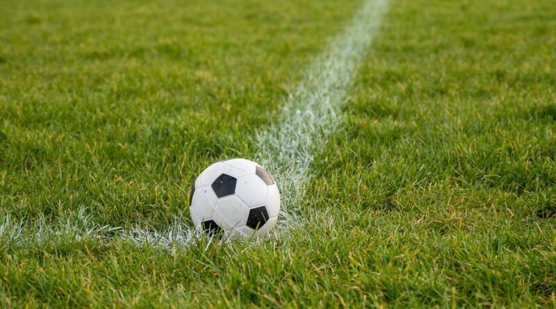 fecha 5 del Clausura: pelota de fútbol sobre el césped