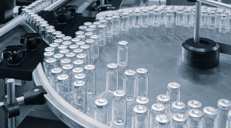 fentanilo contaminado: viales y ampollas en una línea de laboratorio farmacéutico