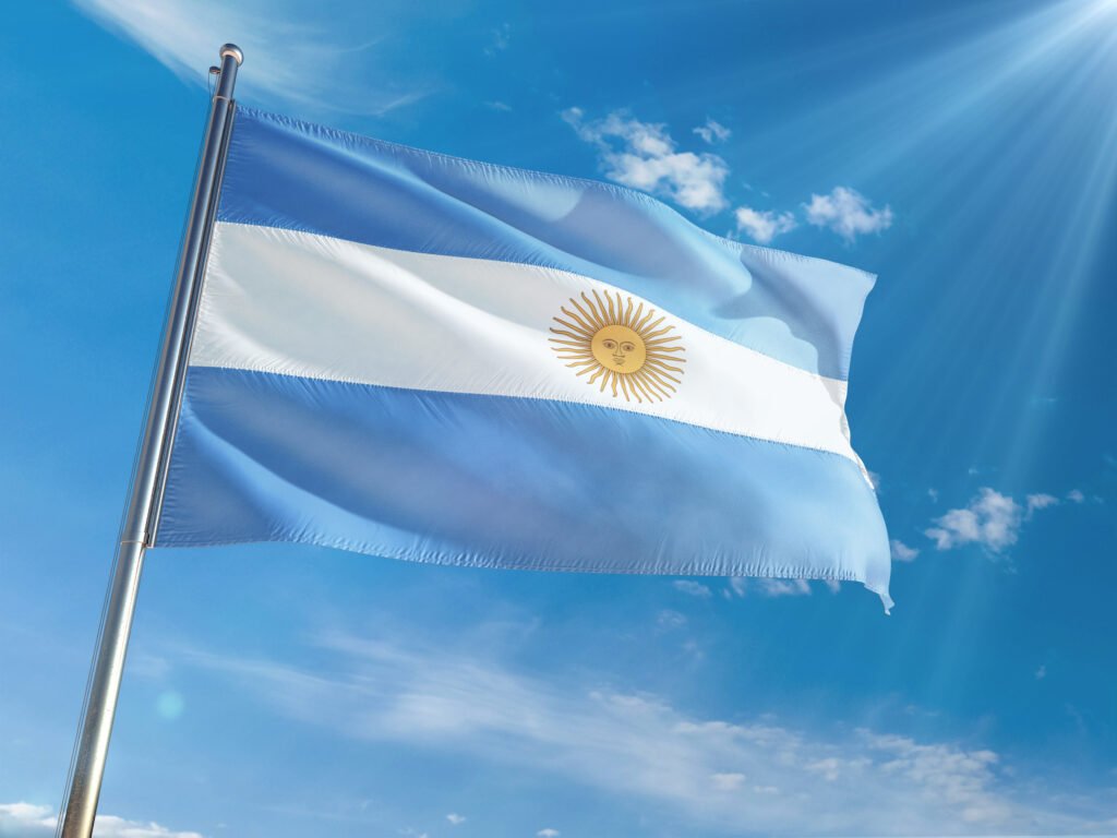 Feriado del 17 de agosto: bandera argentina flameando
