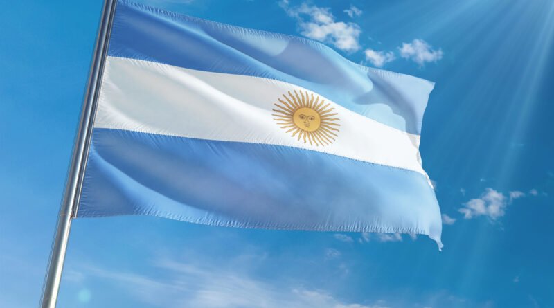 Feriado del 17 de agosto: bandera argentina flameando