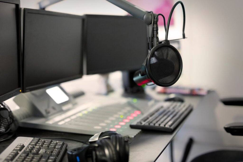Flor Peña y Occhiato: micrófono en un estudio de radio y streaming