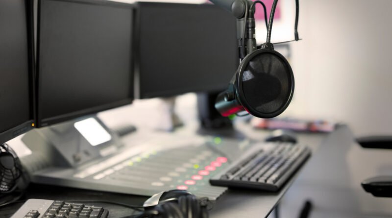 Flor Peña y Occhiato: micrófono en un estudio de radio y streaming