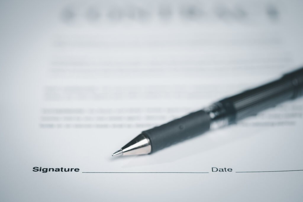 Fondo de Asistencia Laboral: lapicera firmando un contrato de trabajo