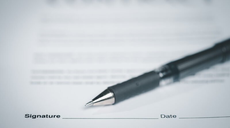 Fondo de Asistencia Laboral: lapicera firmando un contrato de trabajo