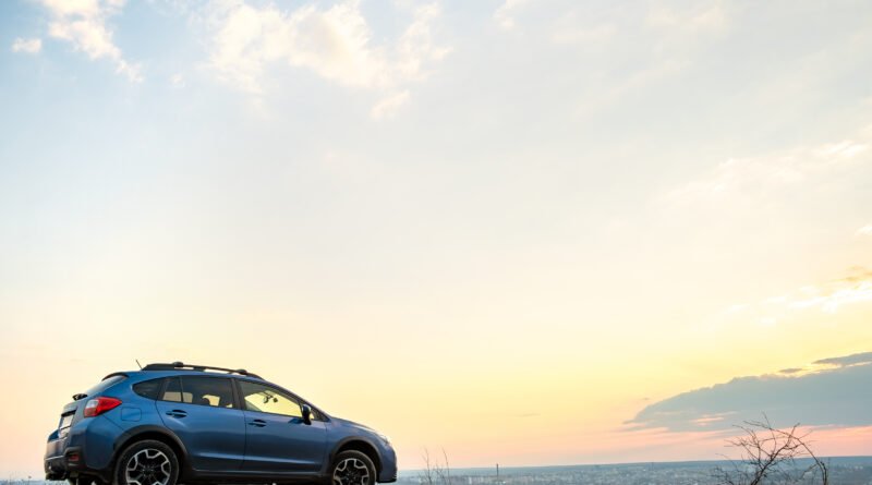 Ford Territory Platinum: SUV azul en una ruta al atardecer