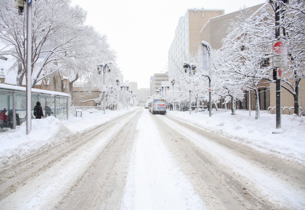 frío en Buenos Aires: calle urbana en una jornada invernal y fría