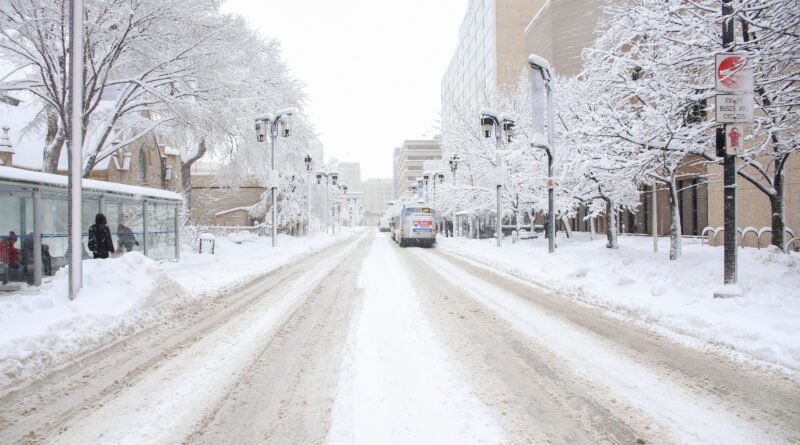 frío en Buenos Aires: calle urbana en una jornada invernal y fría