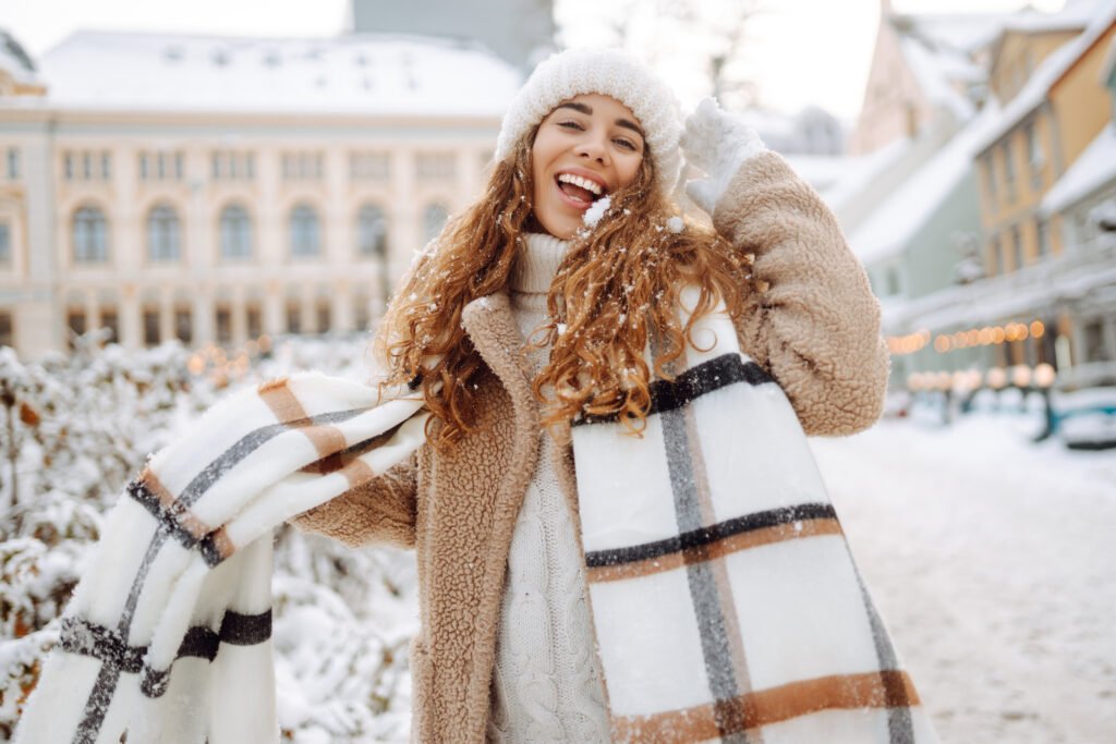 frío polar: mujer abrigada en una calle helada por la mañana