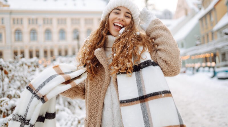 frío polar: mujer abrigada en una calle helada por la mañana