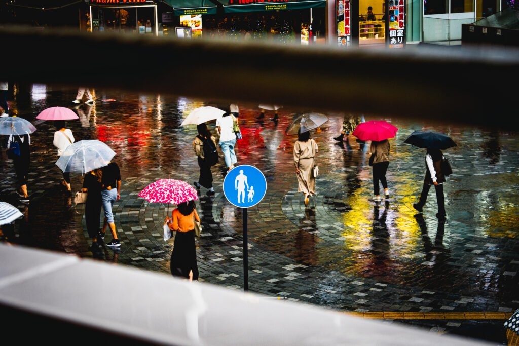 frío y lluvias: gente con paraguas caminando bajo la lluvia