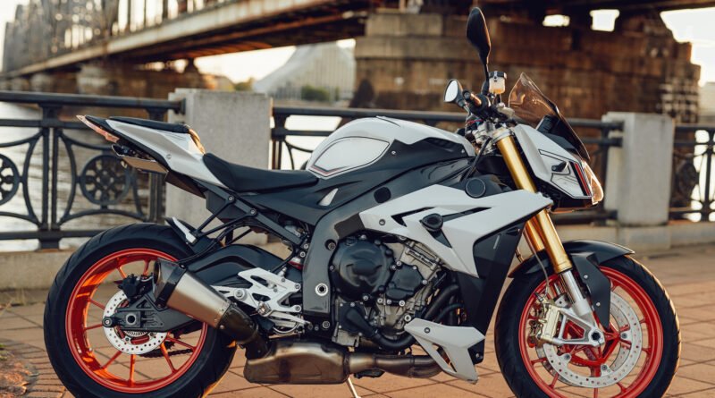 gama bajaj 2026 con una moto naked