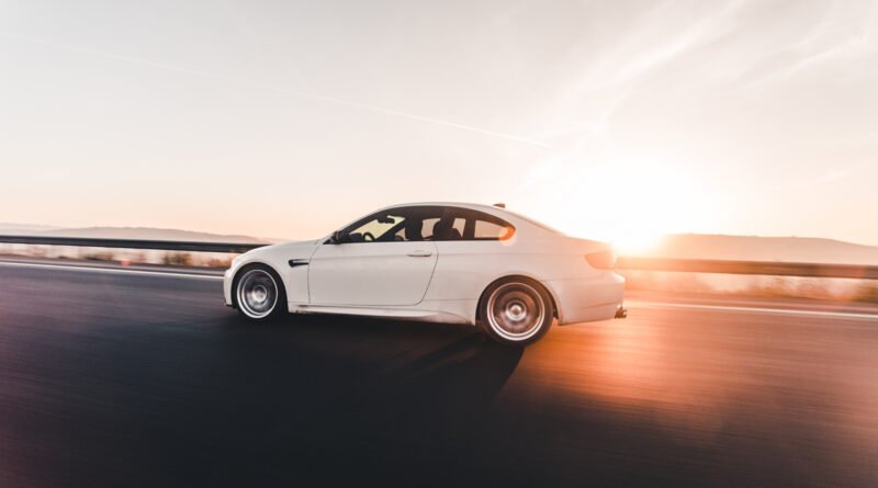 Geely Icon: SUV blanco circulando por una autopista