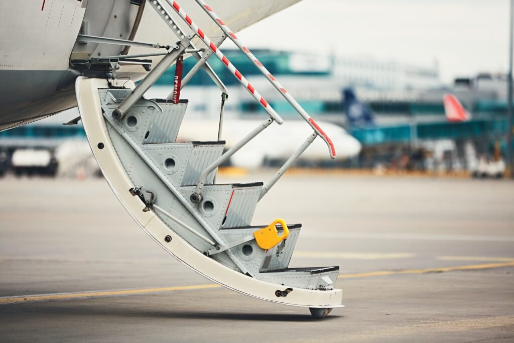 Gira de Milei: escalera de un avión oficial en la pista al atardecer