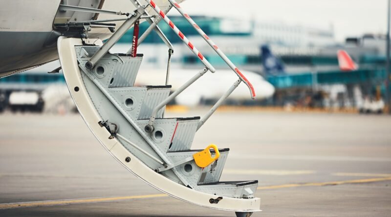 Gira de Milei: escalera de un avión oficial en la pista al atardecer