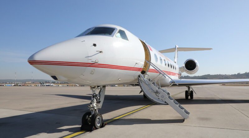 gira de Milei: avión presidencial en la pista de un aeropuerto