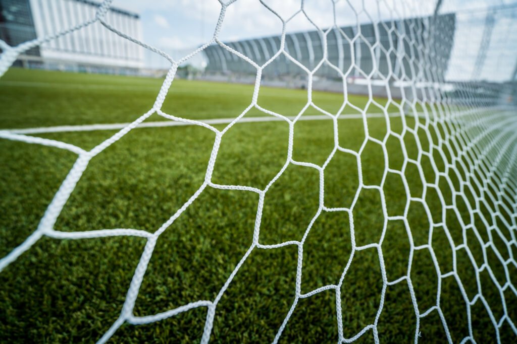 goleada a Independiente: pelota en la red de un arco de fútbol
