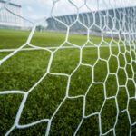 goleada a Independiente: pelota en la red de un arco de fútbol