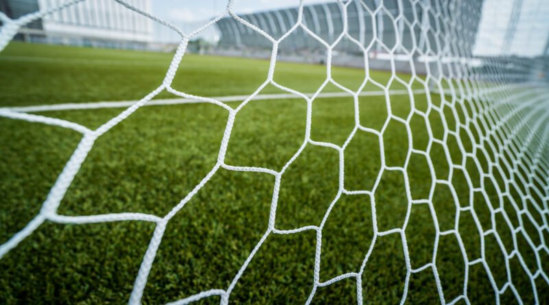 goleada a Independiente: pelota en la red de un arco de fútbol