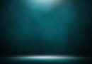 Gran Hermano: foco de luz azul sobre un escenario oscuro de estudio