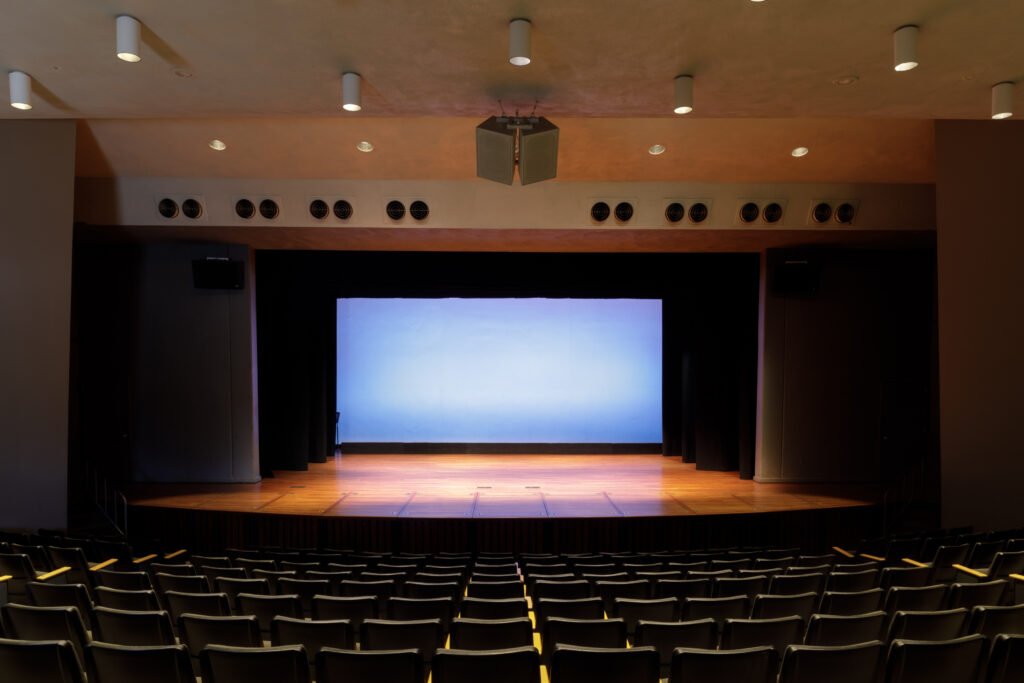 Griselda Siciliani: butacas y escenario iluminado de un teatro vacío