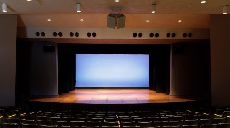 Griselda Siciliani: butacas y escenario iluminado de un teatro vacío