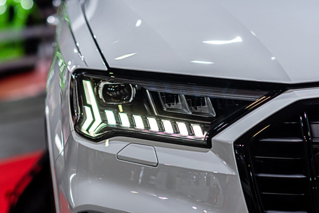 GWM Ora 5: detalle en primer plano del faro LED de un auto moderno