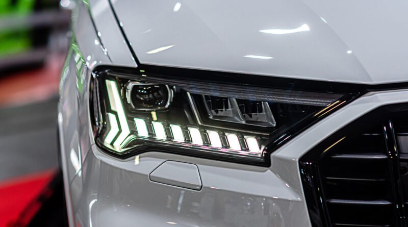GWM Ora 5: detalle en primer plano del faro LED de un auto moderno