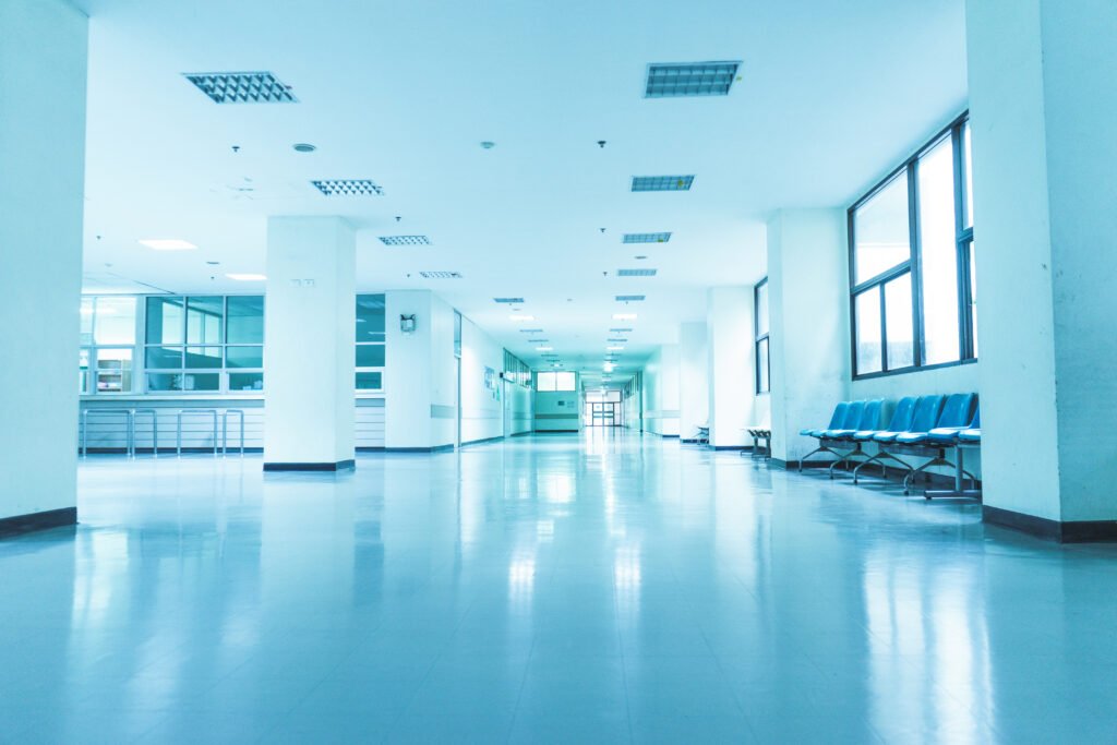 Hospital Garrahan: pasillo de hospital moderno y luminoso