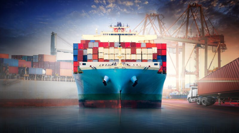Importación de autos: buque de carga en un puerto de comercio exterior