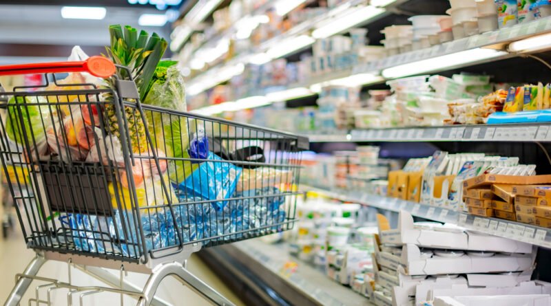 inflación de agosto: changuito con productos en un supermercado