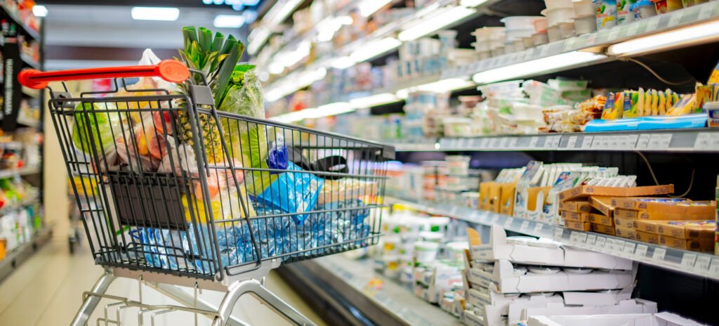 inflación de julio: carrito con productos en una góndola de supermercado