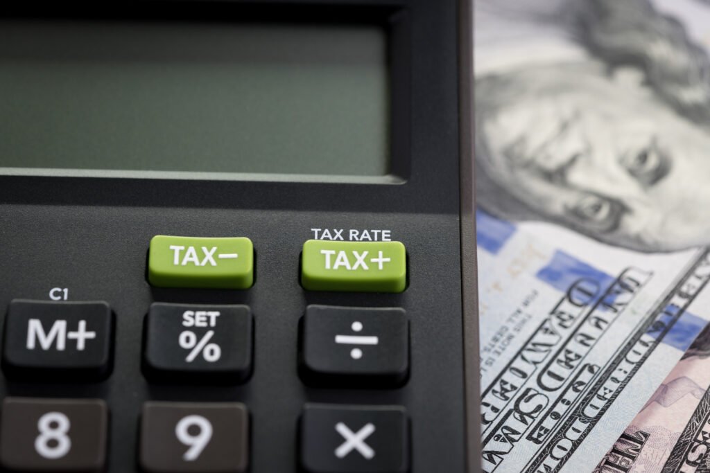 Inocencia Fiscal: calculadora y billetes de dólar sobre una mesa