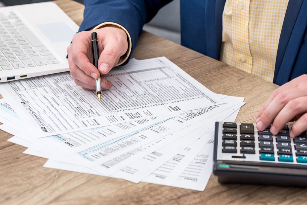 inocencia fiscal: formulario impositivo y calculadora en un escritorio