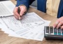 inocencia fiscal: formulario impositivo y calculadora en un escritorio