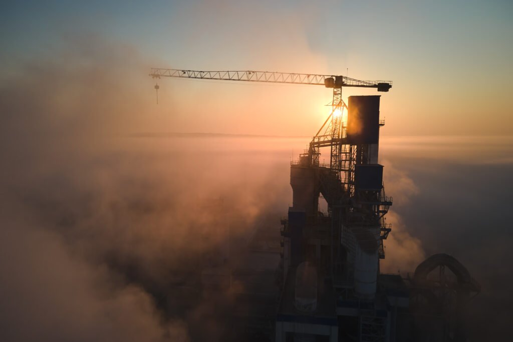 inversiones del RIGI: obra industrial con grúas y planta de producción