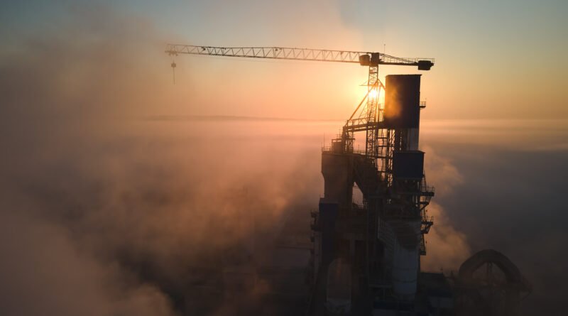 inversiones del RIGI: obra industrial con grúas y planta de producción