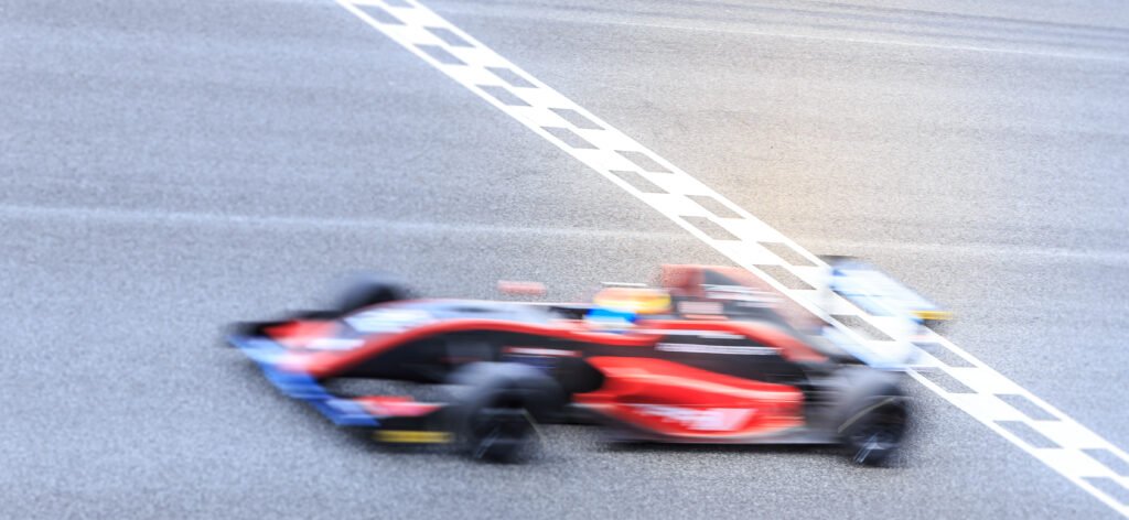 Jack Doohan: auto de carreras a gran velocidad en un circuito