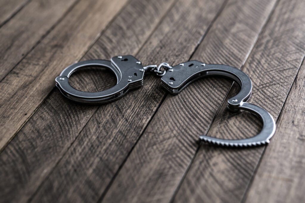 jefe antidrogas Córdoba: par de esposas metálicas sobre una mesa