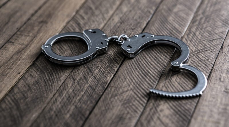 jefe antidrogas Córdoba: par de esposas metálicas sobre una mesa
