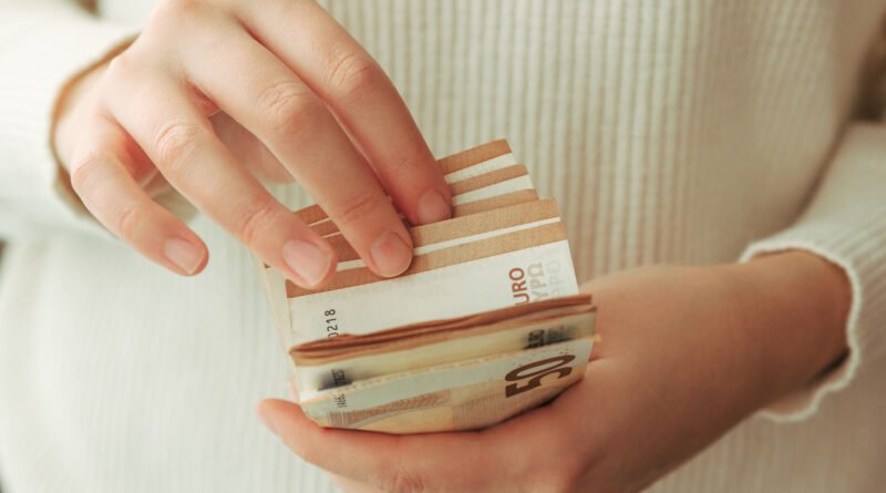 jubilaciones de septiembre: manos contando billetes de dinero en efectivo
