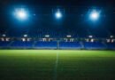 Julián Álvarez: estadio de fútbol iluminado de noche